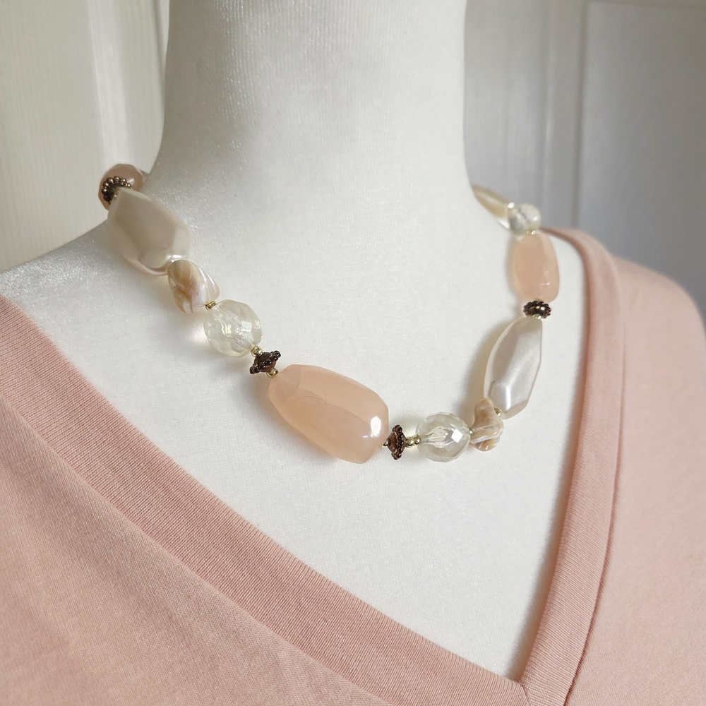 Chic Beaded Necklace in Pink and Cream - Picture 3 of 5